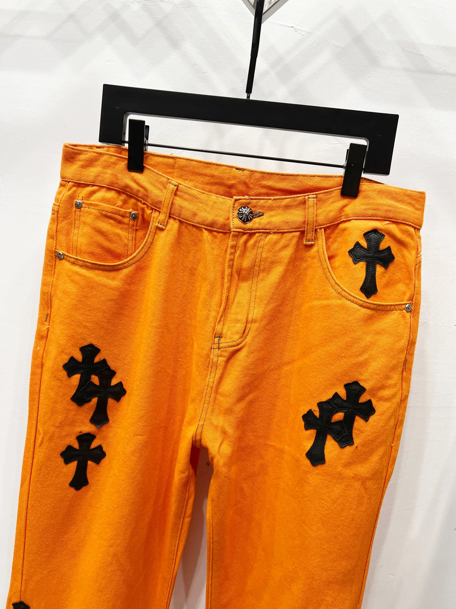 P220 style number: (K560) ChromeHeart & Chrome Heart Same style as Yang and Su Extinct Virgil co-branded flare jeans Original hardware accessories washed and other elevators, QR code analysis are all purchased from the original factory, high degree of restoration, welcome to compare with a certain product ~ Three-dimensional version Loose and comfortable, not picky about the figure Appear tall and slim Large factory Seiko Original factory quality control Same style for men and women Can be matched with couples Versatile recommendation Necessary jeans for all seasons Hipsters have been disappointed From the quality selection of fabrics, the tailoring of details, and the matching of patterns, everything is impeccable! The upper body is so handsome when worn...it can be easily worn by men, women and children! The craftsmanship is made of heavy-duty washed pure cotton denim fabric. After washing, it is soft and thick and looks very stylish when worn. Size: 30-32-34-36 Color: Orange